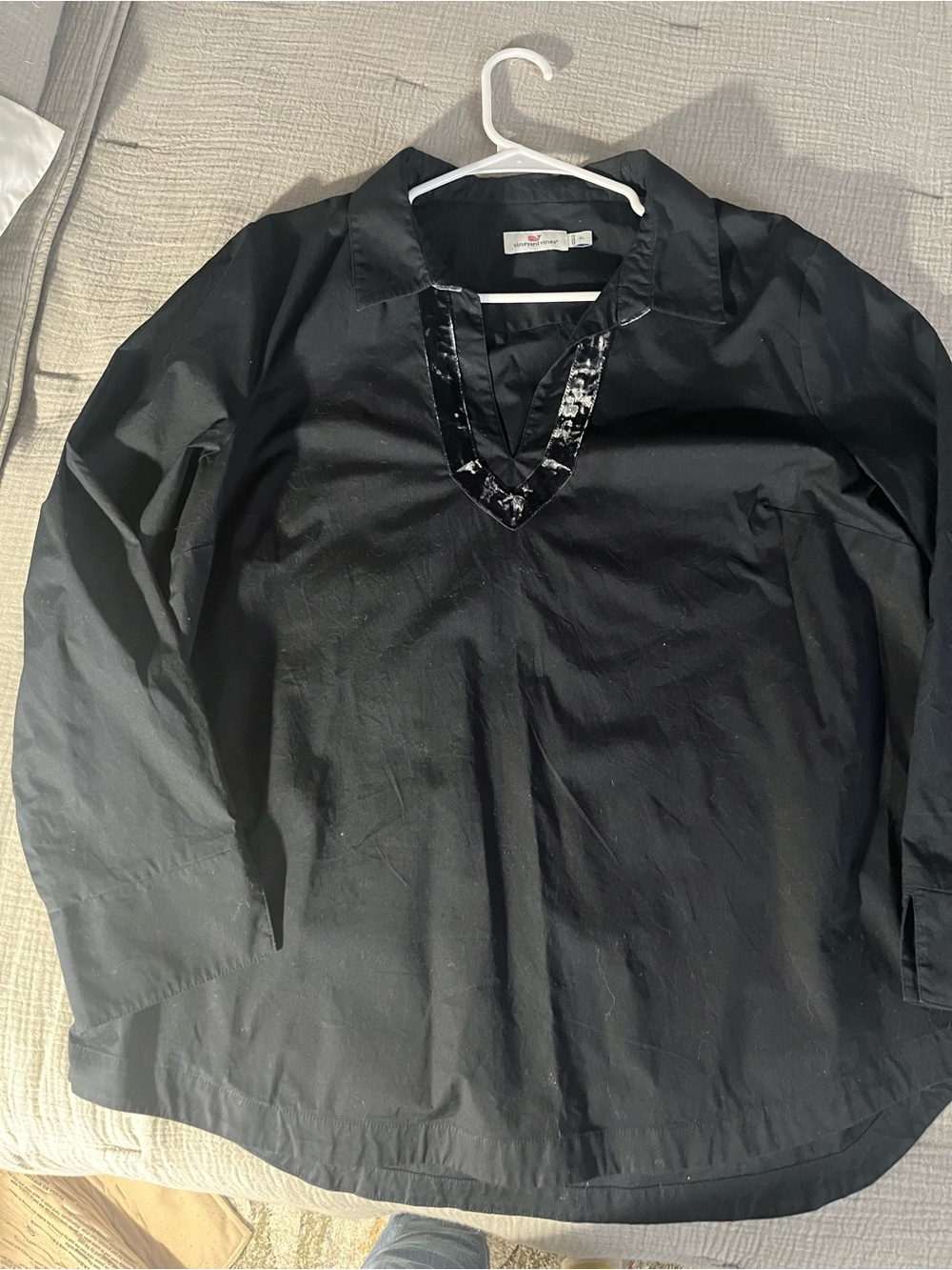Vineyard Vines Black Long-Sleeve V-Neck Button Shirt with Velvet Trim